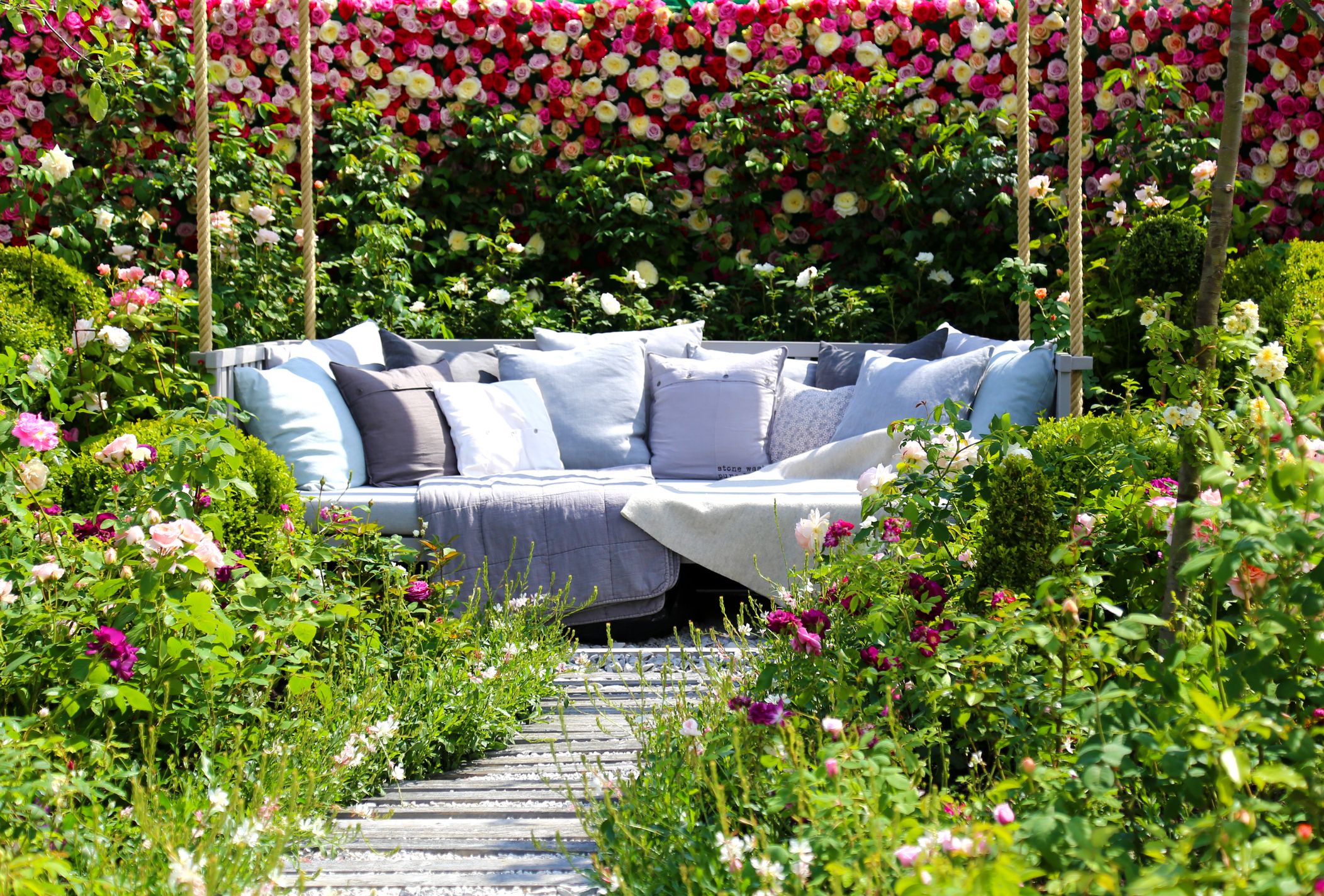 Eleganter Garten -Eleganter Garten empty sofa amidst plants in garden royalty free image 1680703737